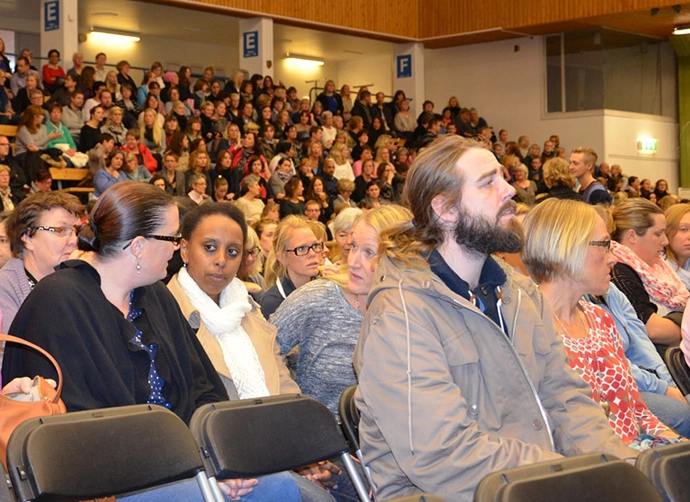 samling av lärare i aula