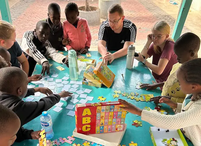 Frejagymnasiet elever spelar spel med barn i Kenya