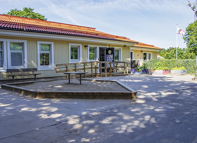 förskolegård framför gulfärgad förskola
