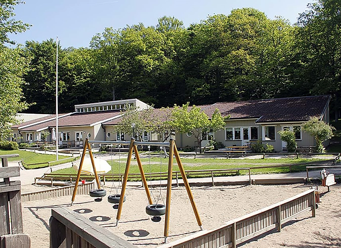 sandlådor och gungor framför förskolan