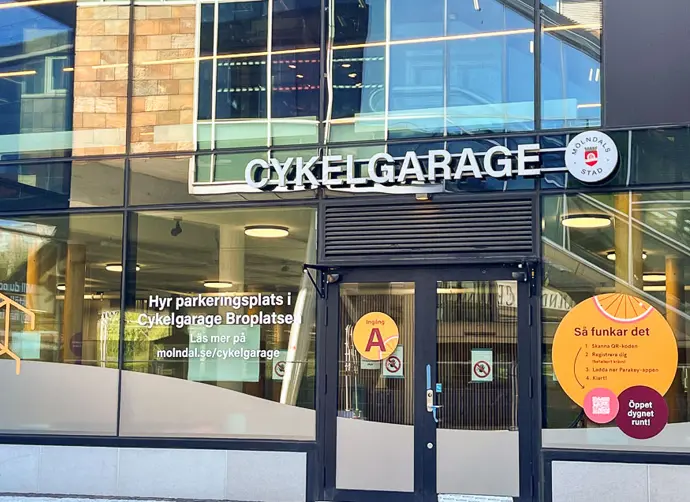 Cykelgarage vid Brogatan med instruktioner på fasaden.