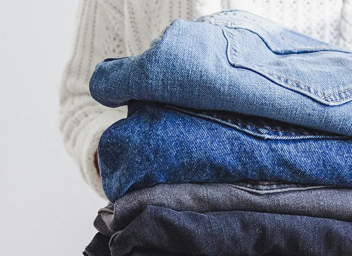 En hög av jeans som textilavfall