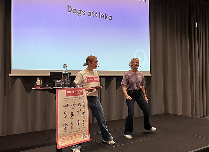 person på scen med presentation