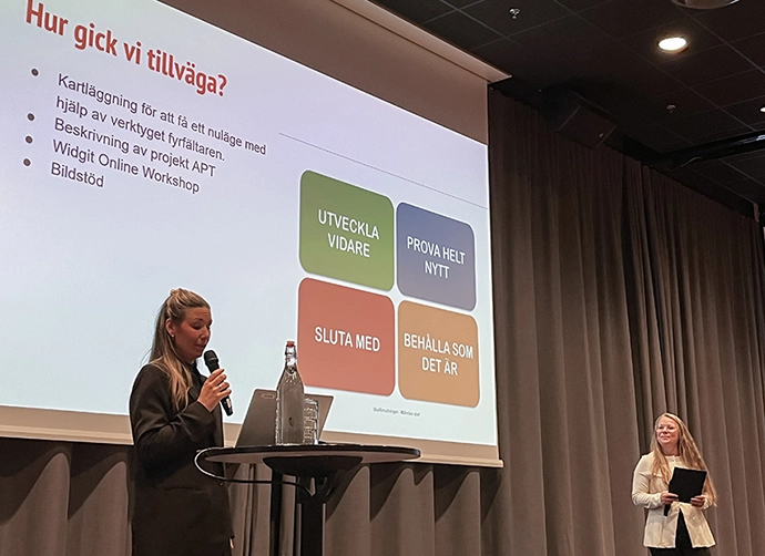 person på scen med presentation