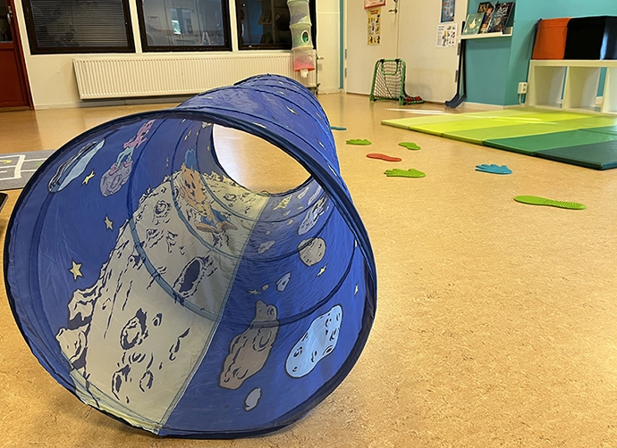 en blå kryptunnel på förskolan