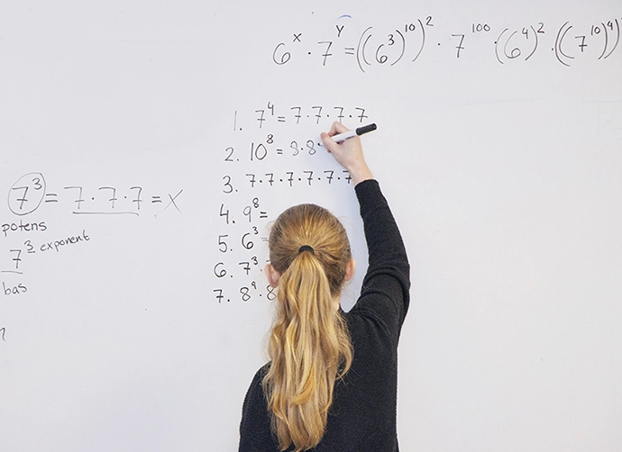elev räknar mattetal på tavlan i klassrummet