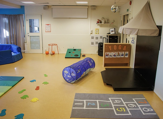 rörelserum på förskolan med olika redskap