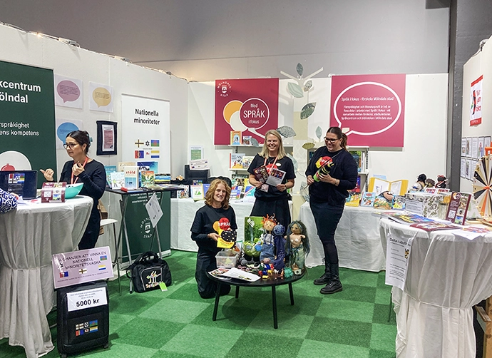 pedagoger står i litteraturmonter på bokmässan
