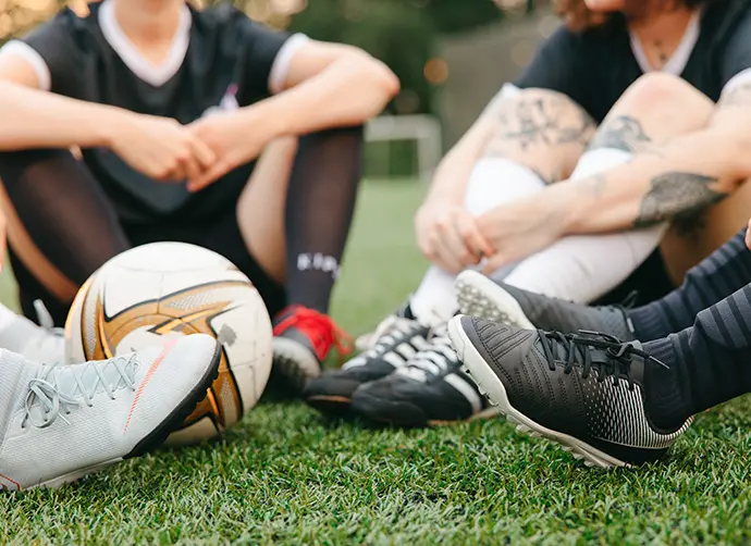 elever runt en fotboll