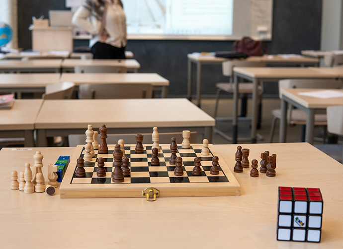 Schackspel uppställt på bord i klassrum.