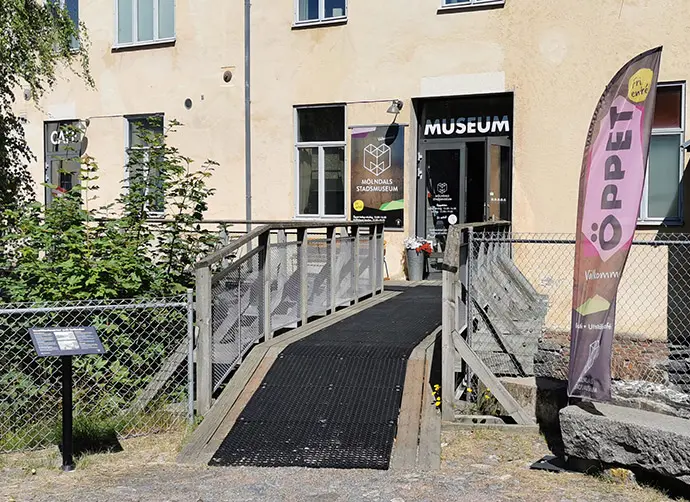 En entrédörr med texten museum.