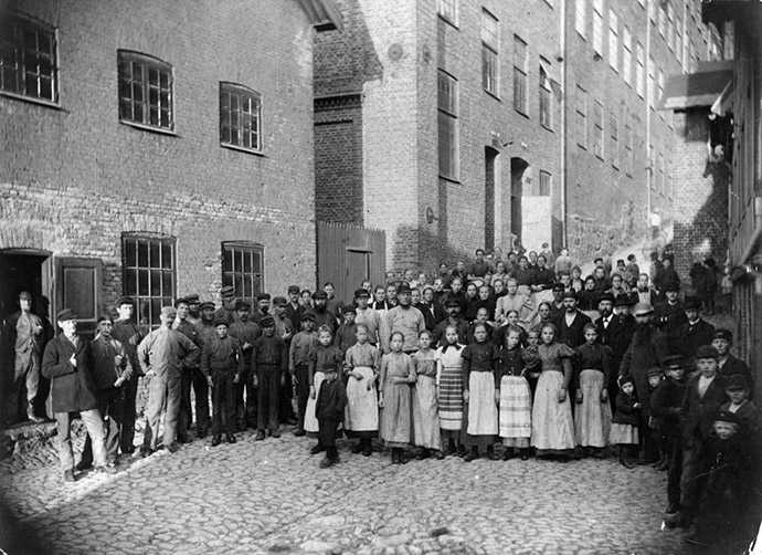 Ett gammalt svartvitt foto. Fabriksarbetare i Götaforsliden 1890-tal.