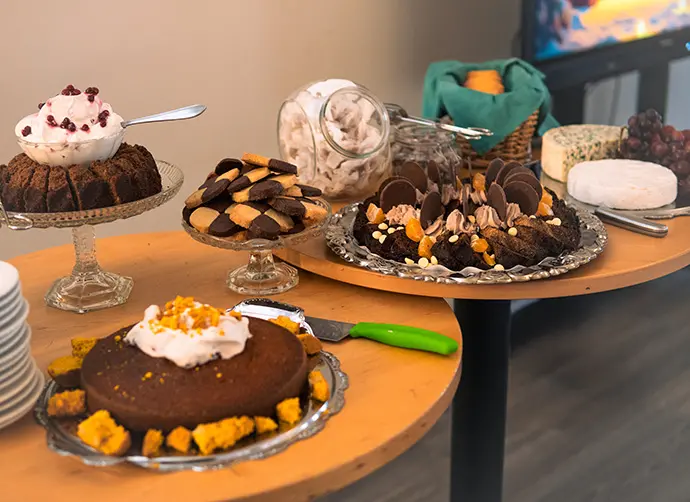 Buffébord med mjuka kakor, småkakor, choklad och ost inför julfika.