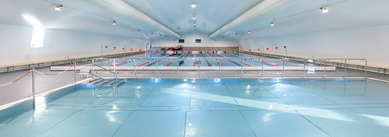 Lilla Åbybadet med 25-metersbassäng med 8 simbanor och undervisningsbassäng