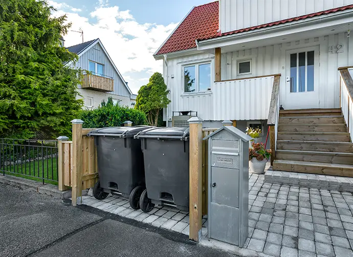 Fyrfackskärl för hemsortering vid villa.