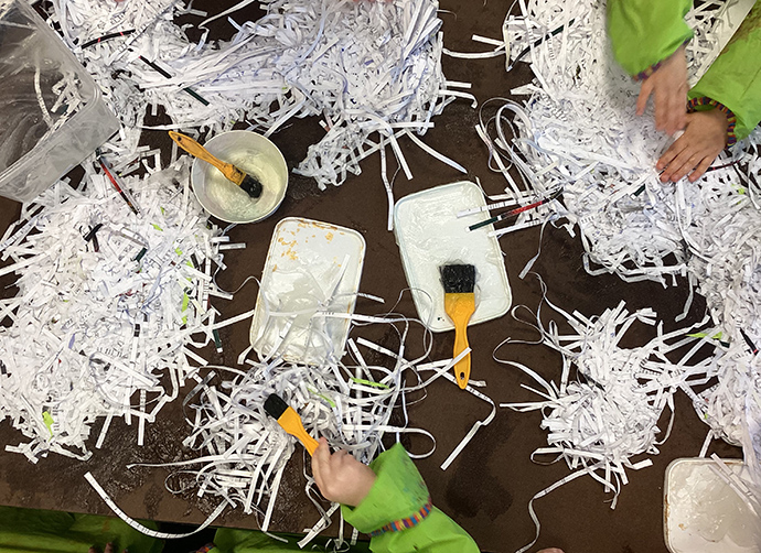 Händer som skapar på förskolan