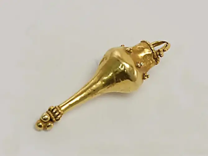 Ett hängsmycke i guld i form av en amfora.