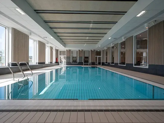 Varmvattenbassäng i Åbybadet.