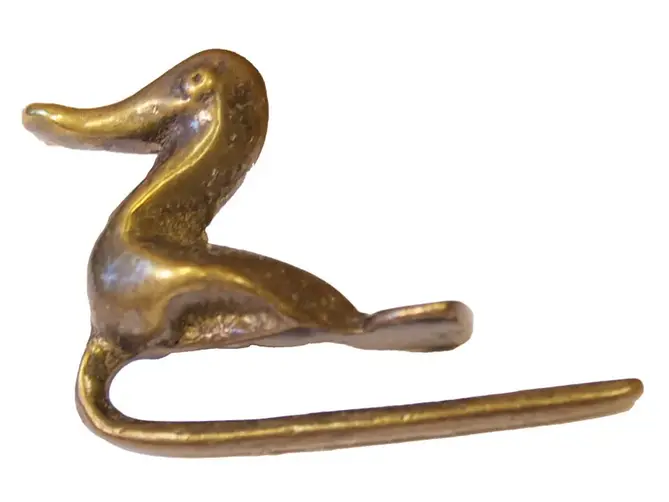 En figur i brons i form av en and. 
