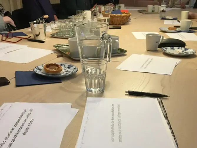 Papper med frågor på ett bord.