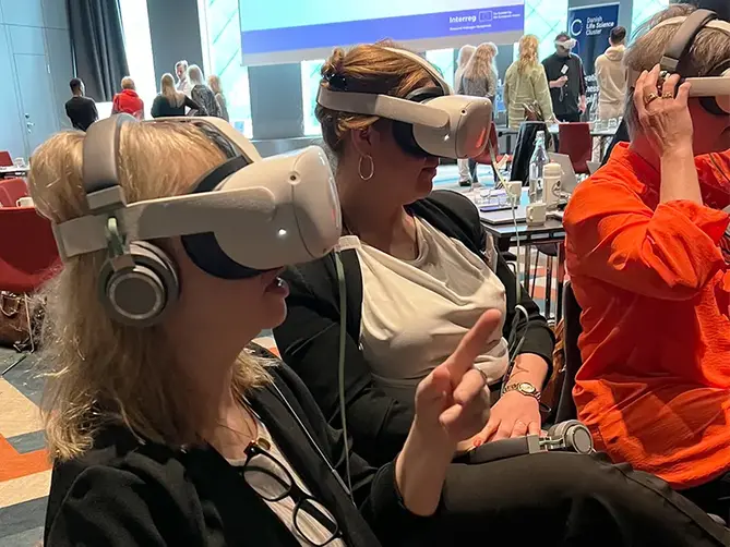 Personer med VR-glasögon.