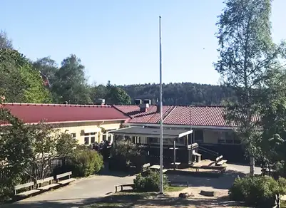 gård med flaggstång och förskolan i bakgrunden