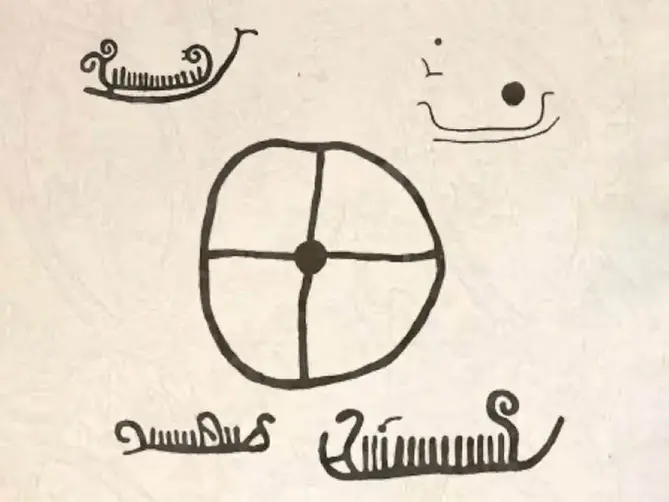 Hällristningar som visar fyra skepp och en solsymbol. 