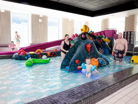 Vy över Lilla lekbassängen i Åbybadet.