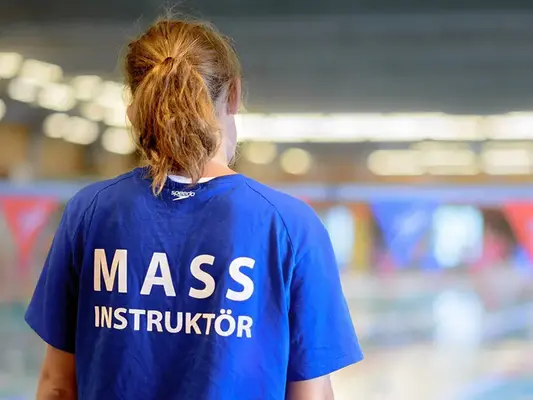 MASS-instruktör blickar ut över poolen. 