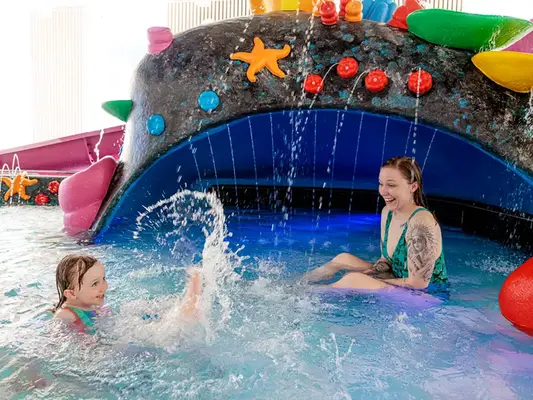 Mamma och dotter i Lilla lekbassängen i Åbybadet.