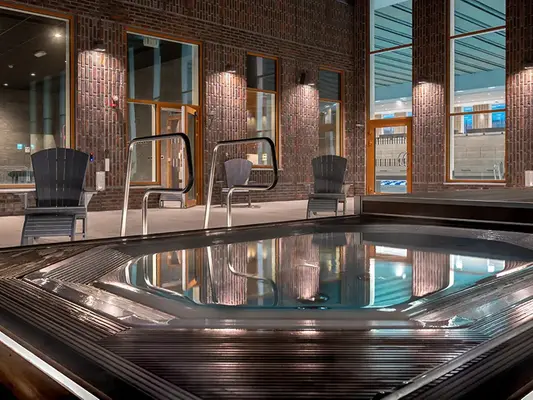 Åbybadets bubbelpool kvällstid.