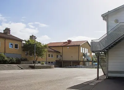 Skolgården med skolan i bakgrunden
