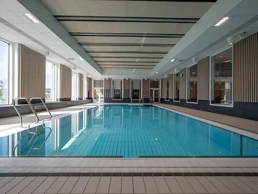 Varmvattenbassäng i Åbybadet.