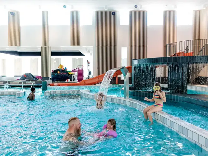 Stora lekbassängen i Åbybadet.