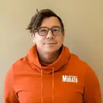Lärare Måns Svensson i luvtröja