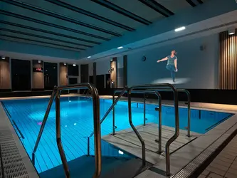 Varmvattenbassäng 1 med vattengympafilm.