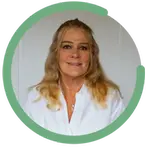 Lena Sundin har långt blont hår och bär en vit skjorta. Hon ler lätt och ser in i kameran framför en ljus bakgrund.