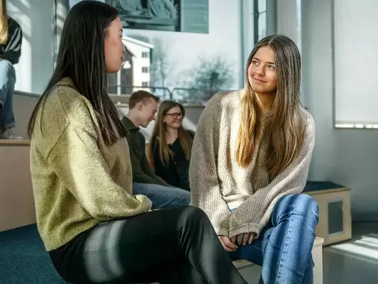 Två elever diskuterar något på en rast.