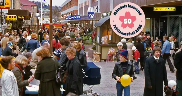 Massor av människor på en gågata. I förgrunden en pojke med en gul ballong. 1970-tal.
