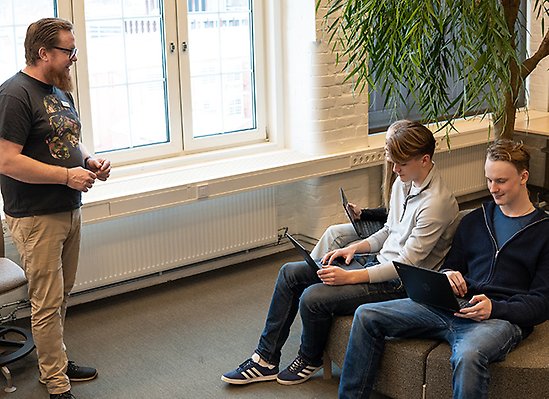 Elevgrupp arbetar tillsammans i soffmiljö med lärare