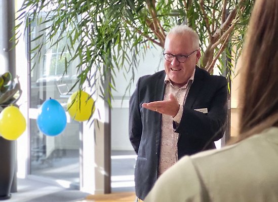 Rektor Björn presenterar i klassrum med dekorationer.