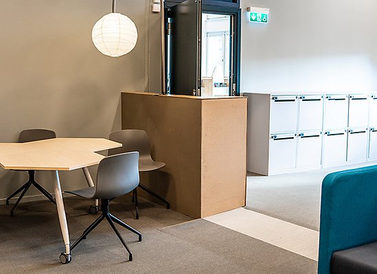 Lugn studiehörna med bord och stolar.