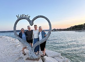 personal stående vid skulpturhjärta