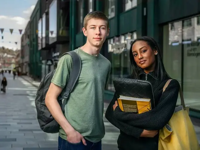 En kille och tjej, elever på Andénska gymnasiet står på gågatan i Mölndals innerstad.