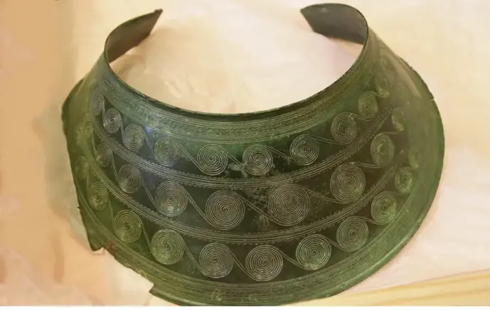 En krage i brons. Kragen är utsmyckad med spiraler. 