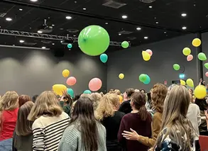 en grupp pedagoger med en ballonger i luften ovanför dem
