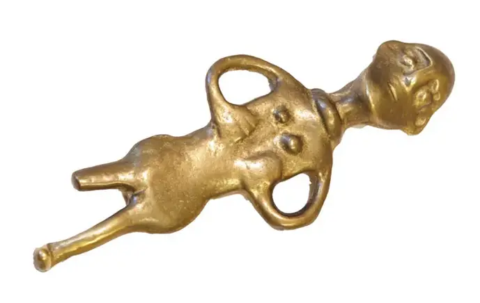 En kvinnofigur i brons. Figuren håller händerna på magen. 