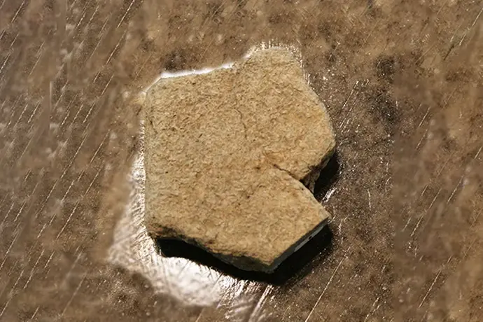 En platt sten som  som är en legering av koppar och zink.