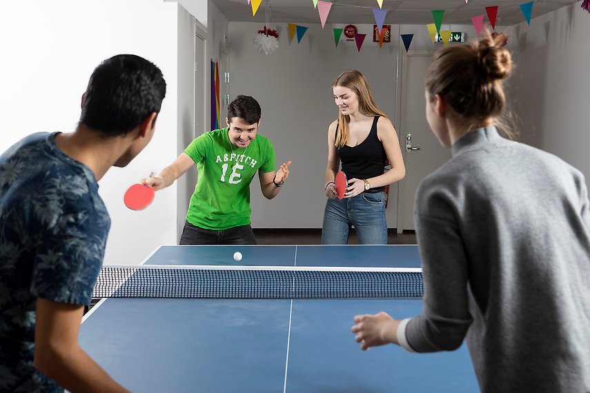Ungdomar som spelar ping pong.