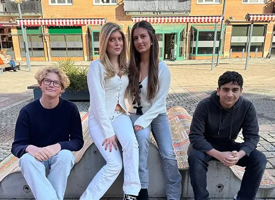 Fyra elever från Andénska gymnasiet.